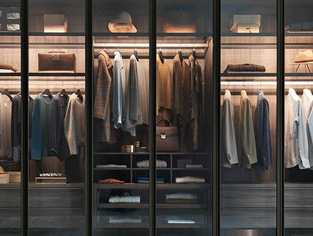 Modern glasgarderob med svängdörr