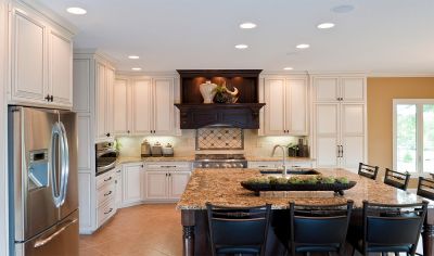 Transitional Style Raised Door Kitchen Cabinets with Island