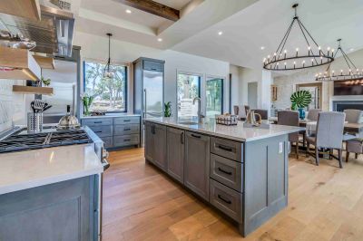 Armários de cozinha rústicos cinza com ilha | Armários estilo casa de campo - BFP Cabinetry