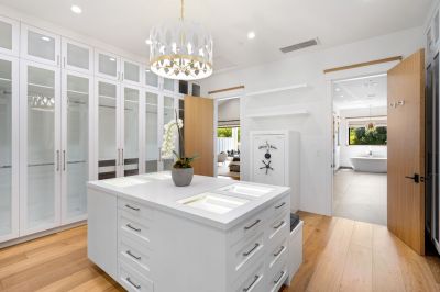 Luxury Custom Walk-In Wardrobe Elegant Design Lacquer Premium Finishes