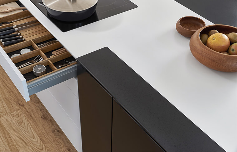 China Customized White And Black Lacquer Kitchen