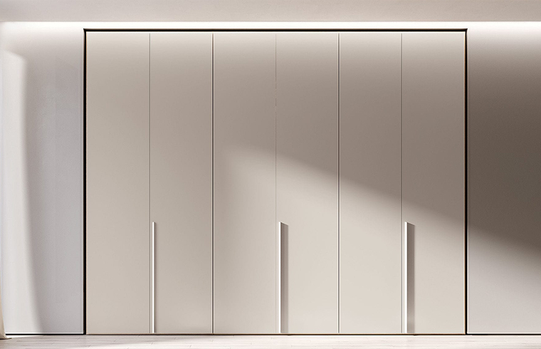 Ren färg med trähandtag svängdörr garderob