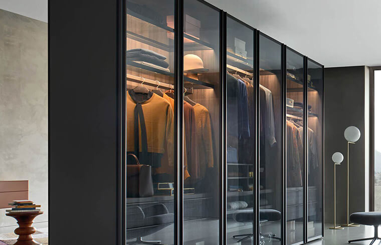 Modern glasgarderob med svängdörr