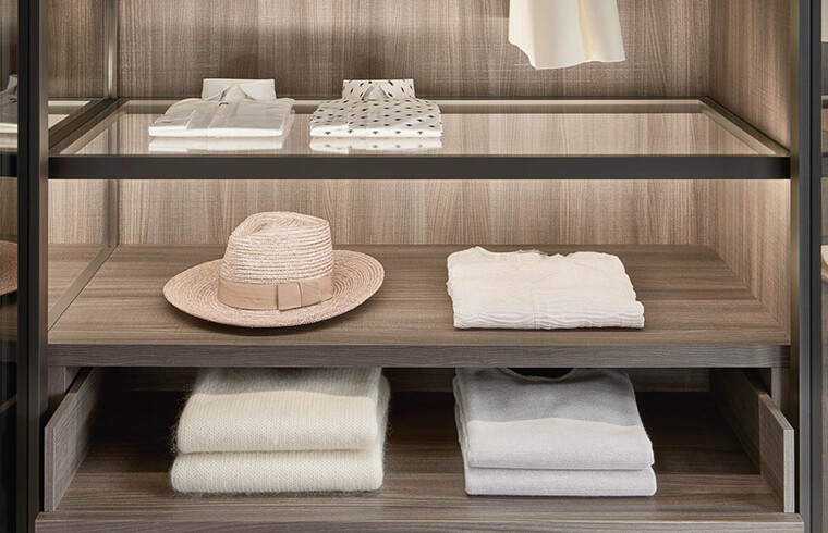 Modern glasgarderob med svängdörr