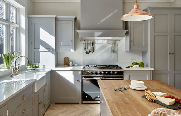 Lemari Dapur Kayu Solid Abu-abu Muda Klasik