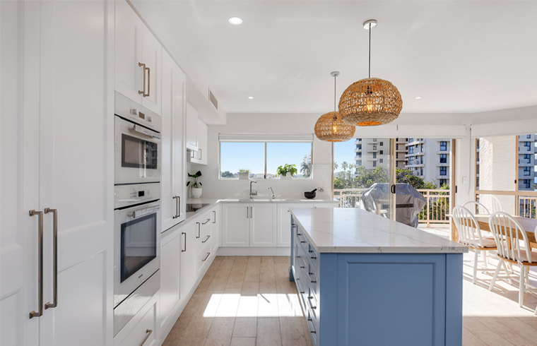 ντουλάπια κουζίνας από λακαρισμένο νησί