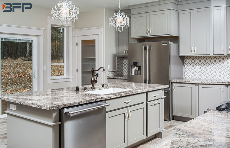 Gabinetes de cocina con acabado mate gris rústico estilo isla de diseño clásico