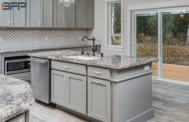 Gabinetes de cocina con acabado mate gris rústico estilo isla de diseño clásico