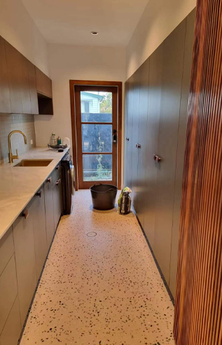 Minimalistiskt anpassat enskilt hus i Bulimba, Australien