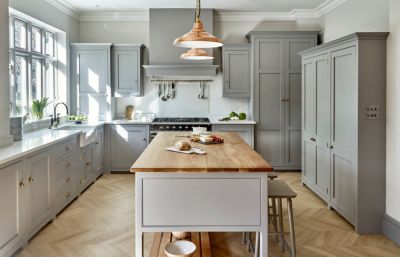 Medium Density Fiberboard (MDF) Cabinets vs. Solid Wood Cabinets