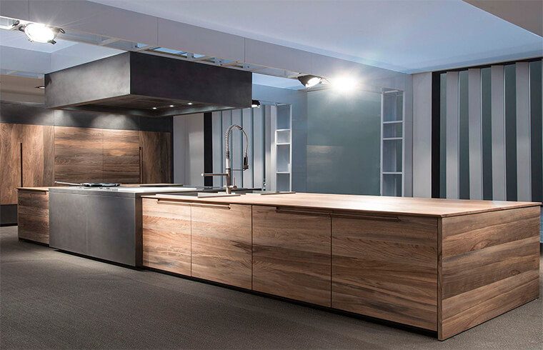26 Stunning Kitchens with Wooden Cabinets in Solid Wood and Veneer