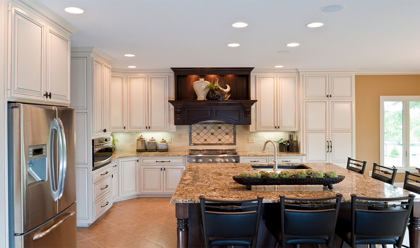 Transitional Style Raised Door Kitchen Cabinets with Island