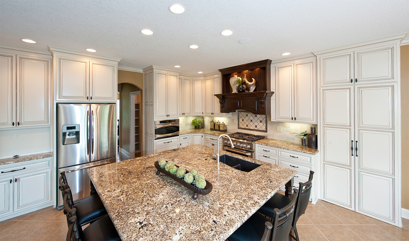 Transitional Style Raised Door Kitchen Cabinets with Island
