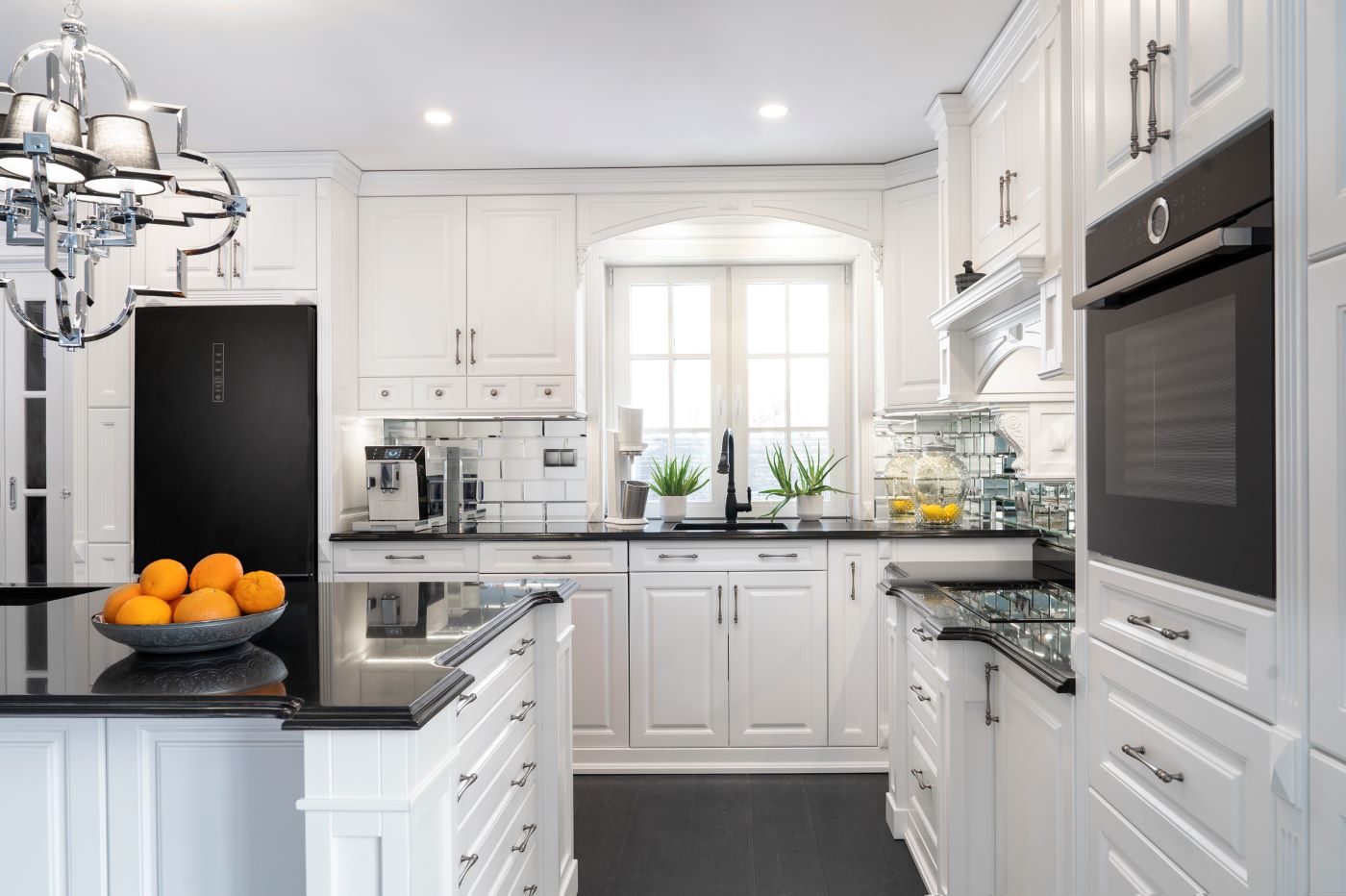 White Traditional Style Kitchen Cabinets with Customized Shake Door