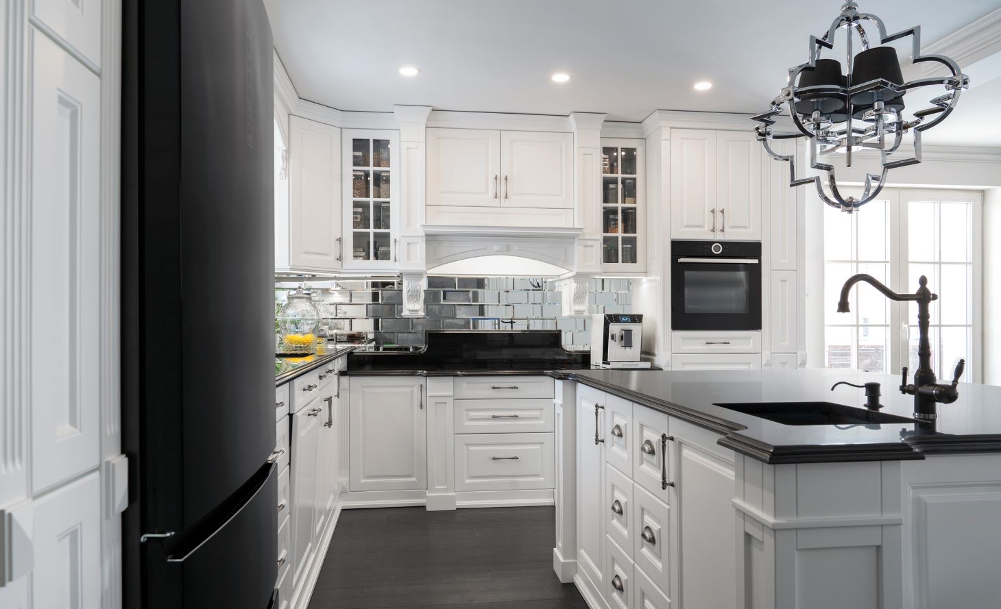 White Traditional Style Kitchen Cabinets with Customized Shake Door