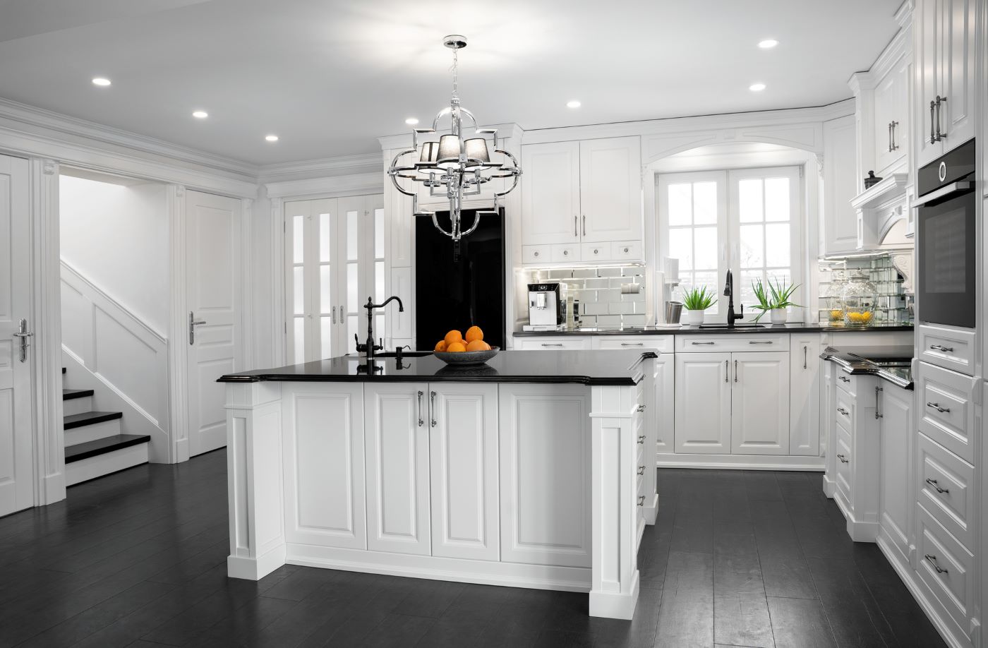 White Traditional Style Kitchen Cabinets with Customized Shake Door