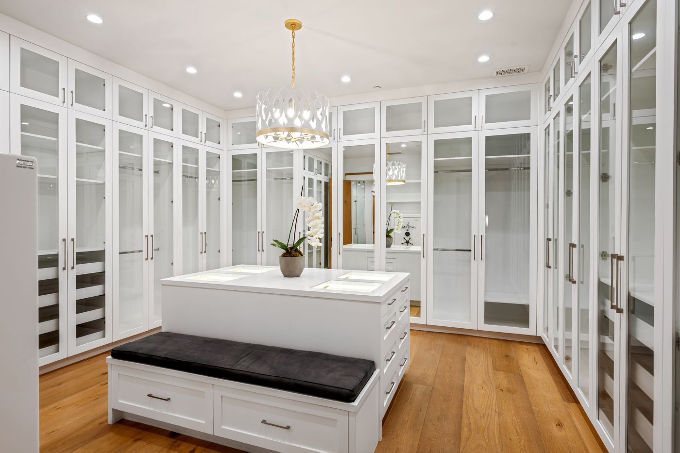 Luxury Custom Walk-In Wardrobe Elegant Design Lacquer Premium Finishes