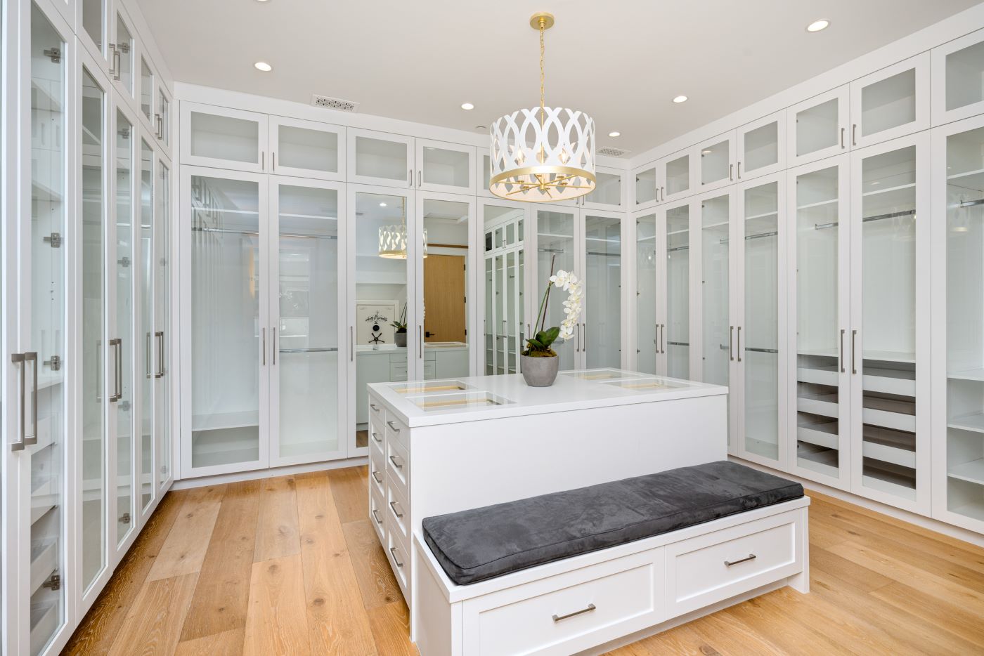 Luxury Custom Walk-In Wardrobe Elegant Design Lacquer Premium Finishes
